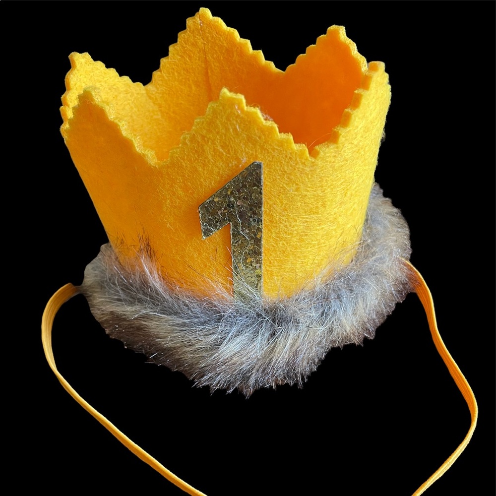 Faux fur crown 👑 “1” year old